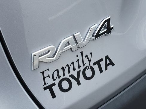 Used 2022 Toyota RAV4 XLE w/ Convenience Package FWD image 6