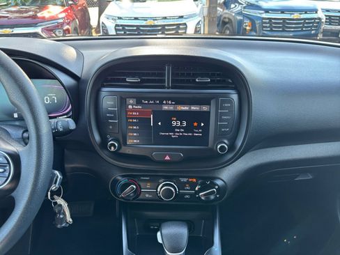 Used 2025 Kia Soul LX w/ LX Technology Package FWD image 17