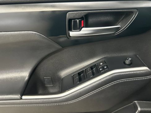 Used 2022 Toyota Highlander XLE AWD/4WD image 11