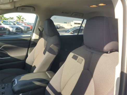 Used 2023 Toyota Highlander LE image 18
