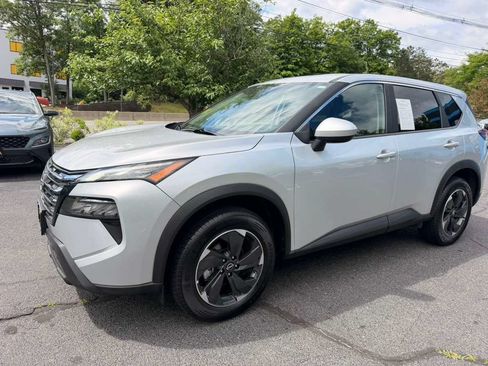 Used 2025 Nissan Rogue SV AWD/4WD image 5