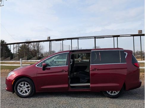 Used 2018 Chrysler Pacifica LX FWD image 10