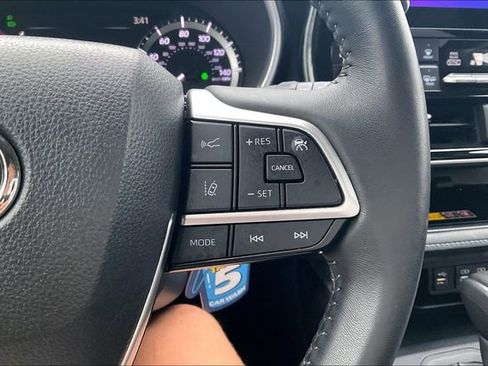 Used 2025 Toyota Highlander XLE AWD/4WD image 19