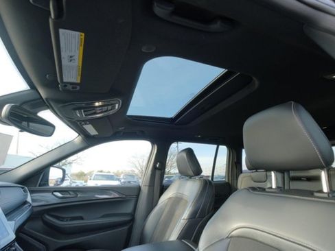Used 2023 Jeep Grand Cherokee Altitude AWD/4WD image 19