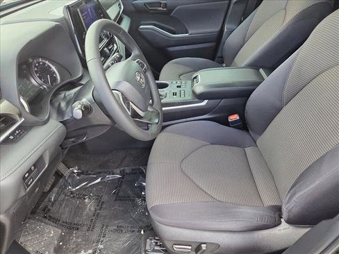 Used 2023 Toyota Highlander LE image 14