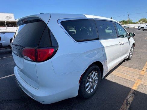 Used 2023 Chrysler Voyager LX image 3