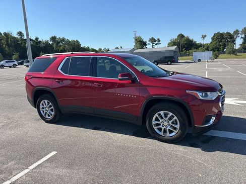 Used 2021 Chevrolet Traverse LT FWD image 2