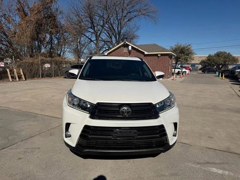 Used 2018 Toyota Highlander SE image 2