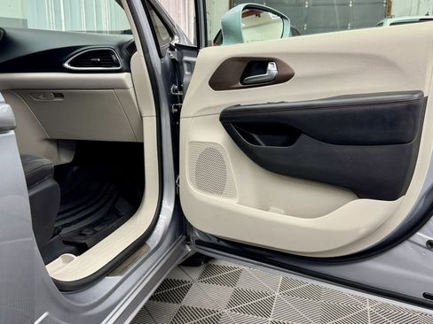 Used 2019 Chrysler Pacifica Touring Plus w/ Advanced Safetytec Group image 7