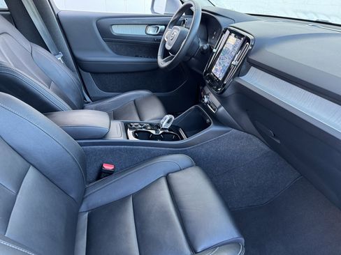 Used 2024 Volvo XC40 B5 Plus image 8