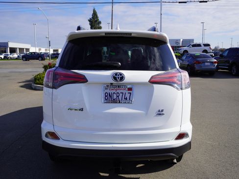 Used 2018 Toyota RAV4 LE image 9