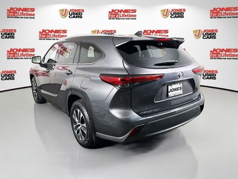 Used 2022 Toyota Highlander XLE image 2
