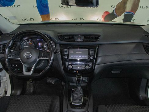 Used 2020 Nissan Rogue SV image 3