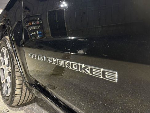 Used 2019 Jeep Grand Cherokee Overland AWD/4WD image 9