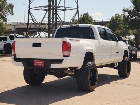 Used 2017 Toyota Tacoma TRD Sport AWD/4WD image 3