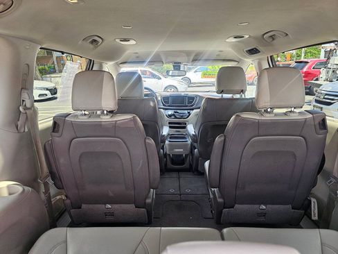 Used 2018 Chrysler Pacifica Touring-L FWD image 9