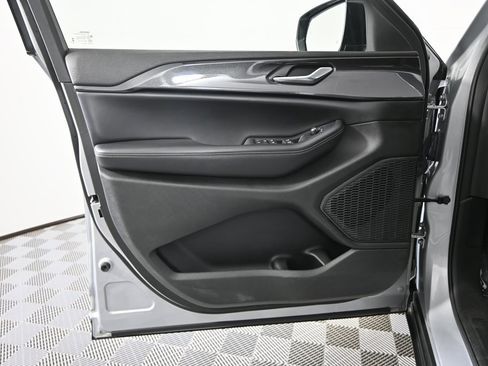 Used 2023 Jeep Grand Cherokee Altitude image 18