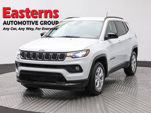 Used 2024 Jeep Compass Latitude AWD/4WD image 1