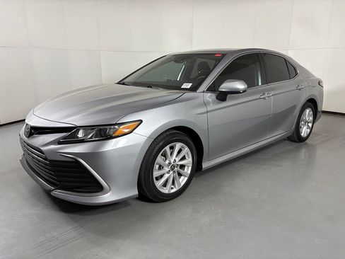 Used 2024 Toyota Camry LE FWD image 4