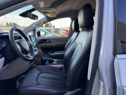 Used 2024 Chrysler Pacifica Touring-L image 14
