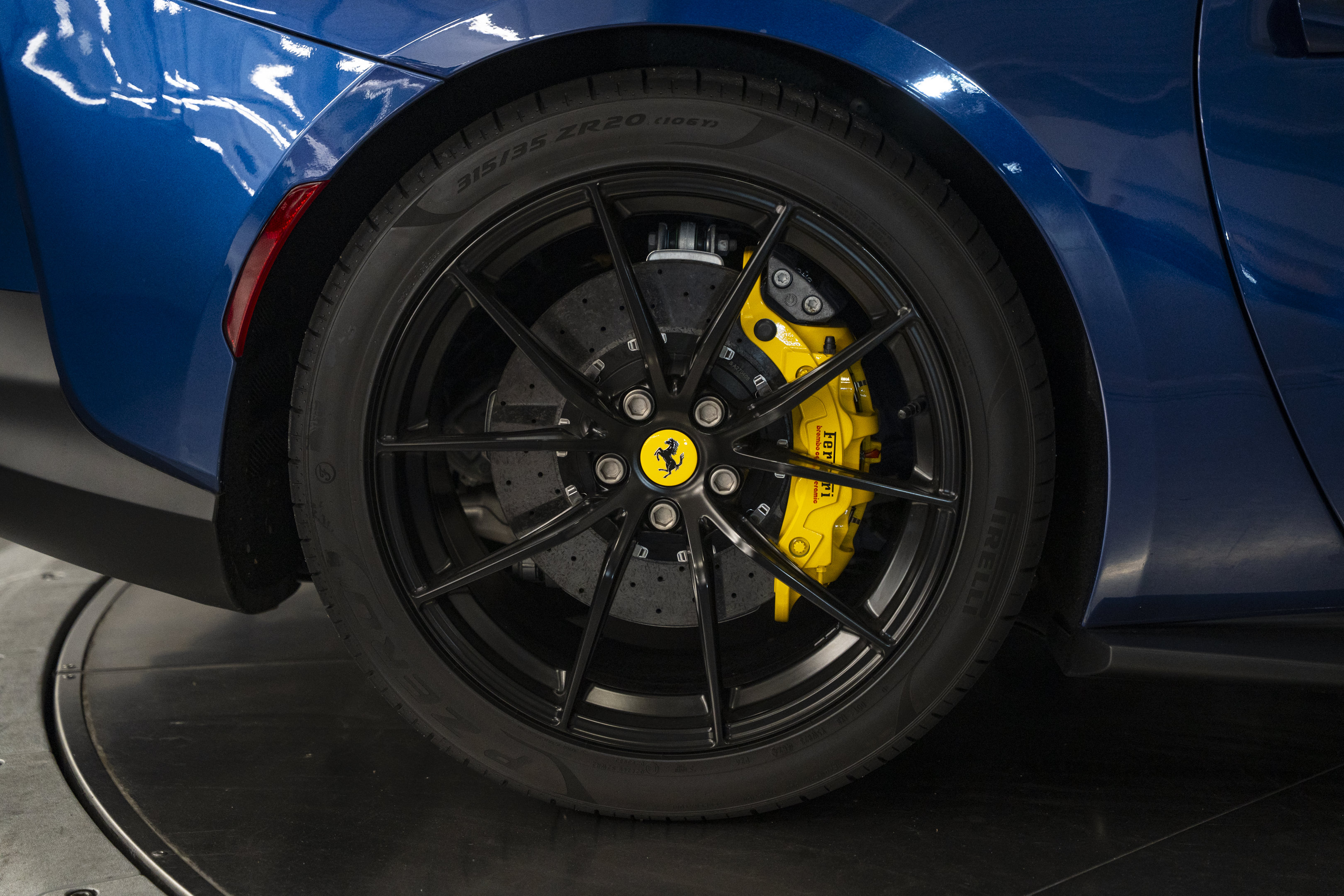 Used 2019 Ferrari 812 Superfast RWD image 11