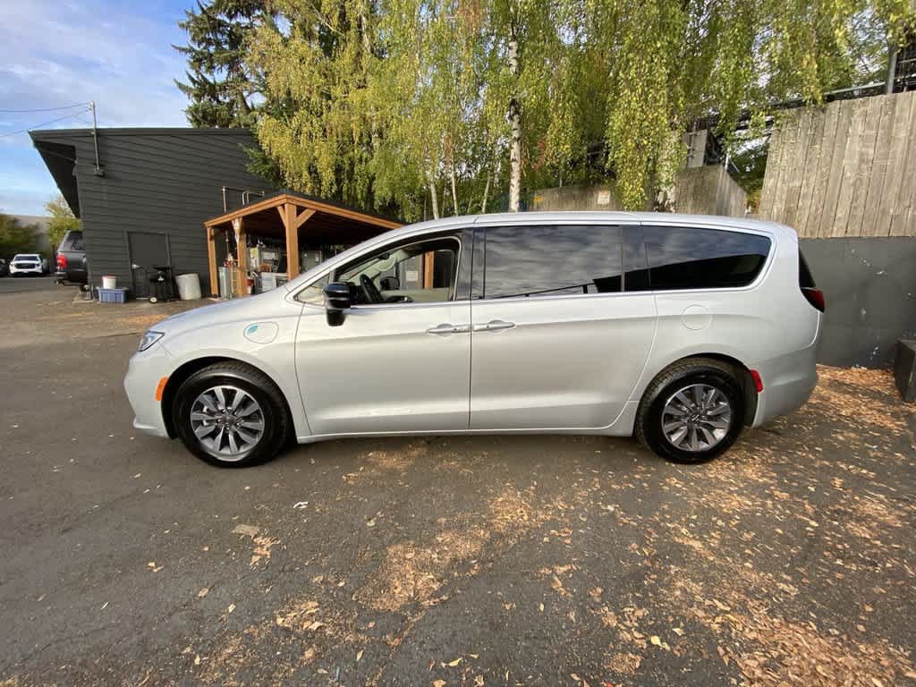Used 2024 Chrysler Pacifica Limited FWD image 3
