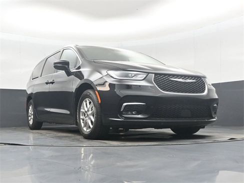 Used 2024 Chrysler Pacifica Touring-L image 44