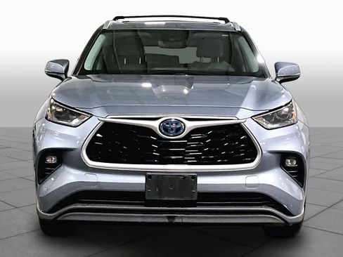 Used 2022 Toyota Highlander XLE AWD/4WD image 4