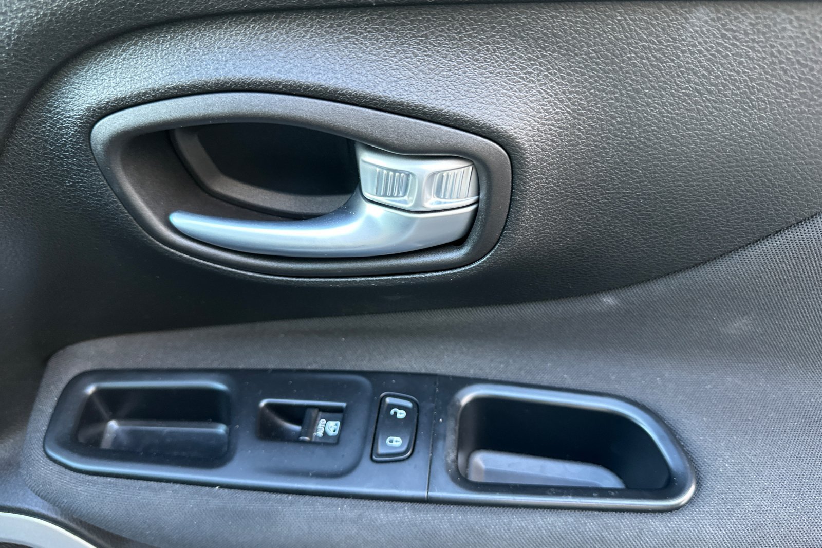 Used 2018 Jeep Renegade Latitude FWD image 20