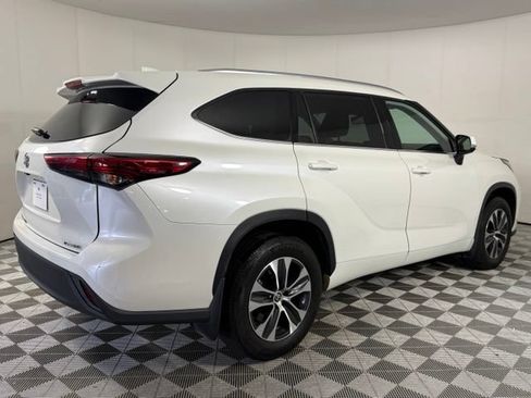 Used 2021 Toyota Highlander XLE AWD/4WD image 6