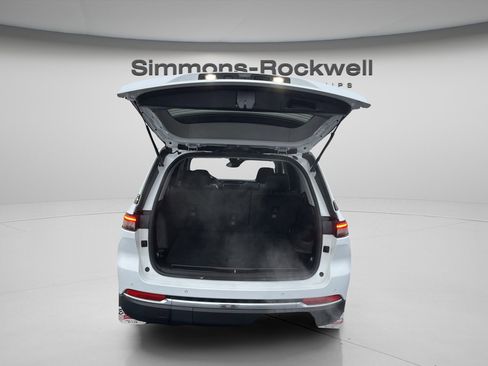 Used 2023 Jeep Grand Cherokee Laredo X image 10