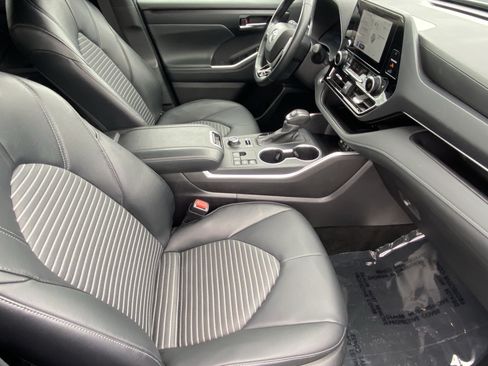 Used 2025 Toyota Highlander XSE AWD/4WD image 9