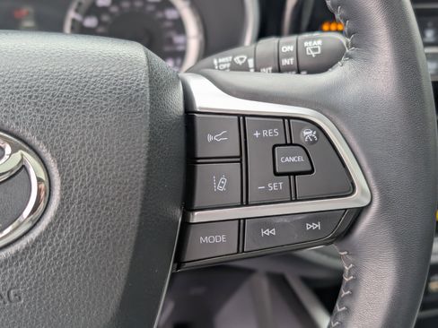 Used 2023 Toyota Highlander XLE image 18