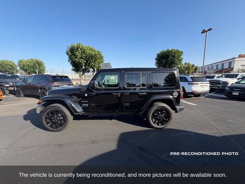 Used 2024 Jeep Wrangler Unlimited Sahara w/ Technology Group AWD/4WD image 2