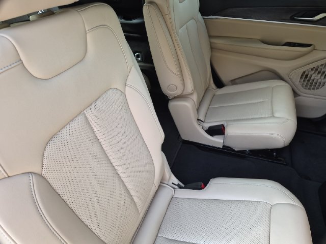 Used 2023 Jeep Grand Cherokee L Limited w/ Luxury Tech Group II AWD/4WD image 22