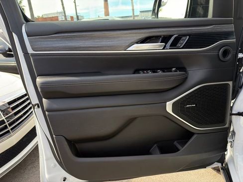 Used 2023 Jeep Wagoneer Series III w/ Flexible Seating Group image 11