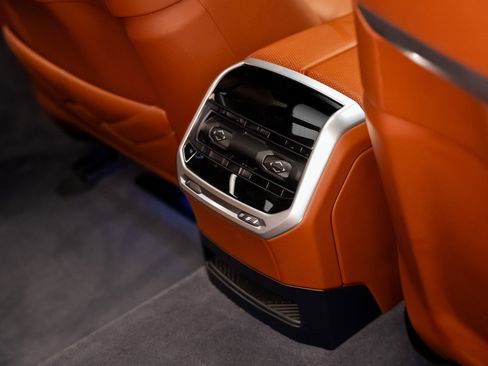 Used 2023 BMW i7 xDrive60 image 68