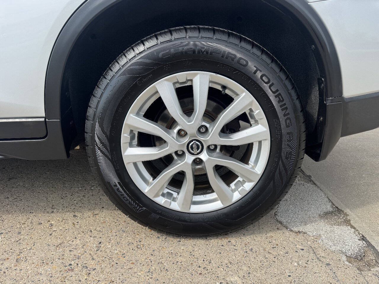 Used 2017 Nissan Rogue SV AWD/4WD image 9
