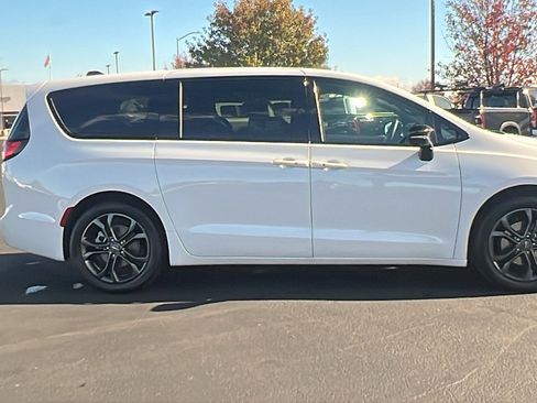 New 2026 Chrysler Pacifica Select image 2