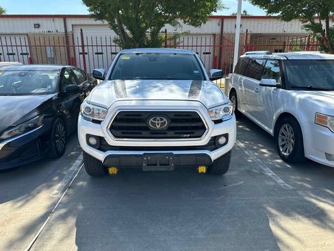 Used 2018 Toyota Tacoma SR5 RWD image 2