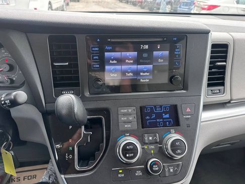Used 2015 Toyota Sienna LE FWD image 18