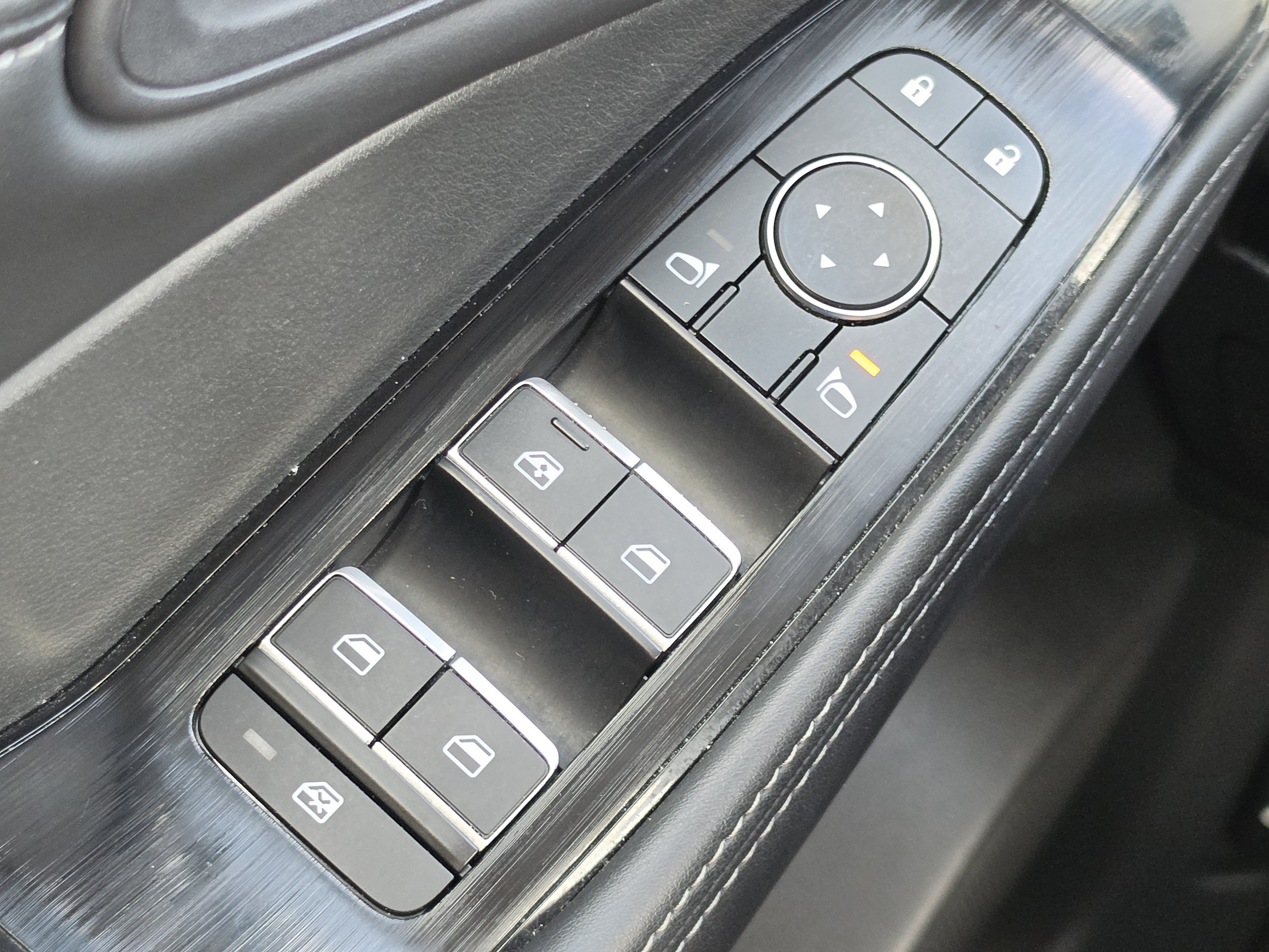 Used 2024 Nissan Rogue SL FWD image 12