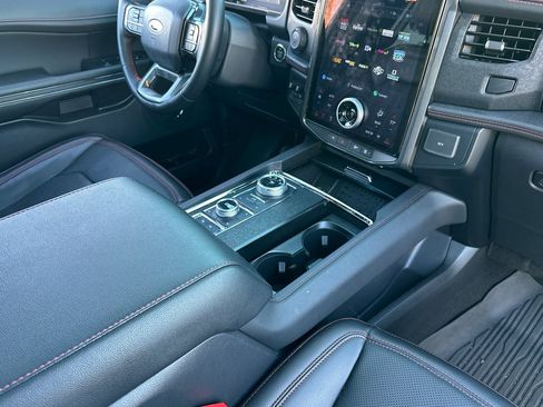 Used 2024 Ford Expedition Limited image 20