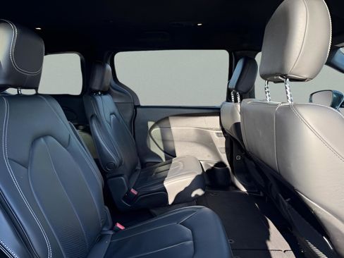 Used 2020 Chrysler Pacifica Touring-L image 11