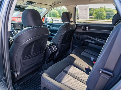 Used 2023 Kia Sorento LX image 16