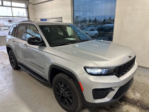 Used 2024 Jeep Grand Cherokee Altitude image 42