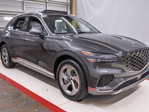 Certified 2026 Genesis GV70 2.5T Advanced AWD/4WD image 5