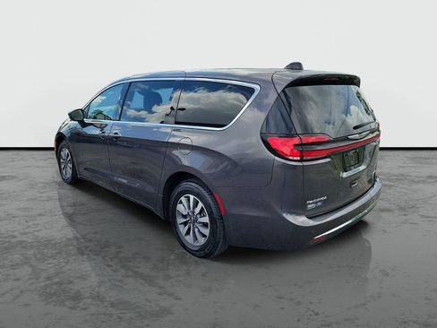 Used 2023 Chrysler Pacifica Touring-L FWD image 3