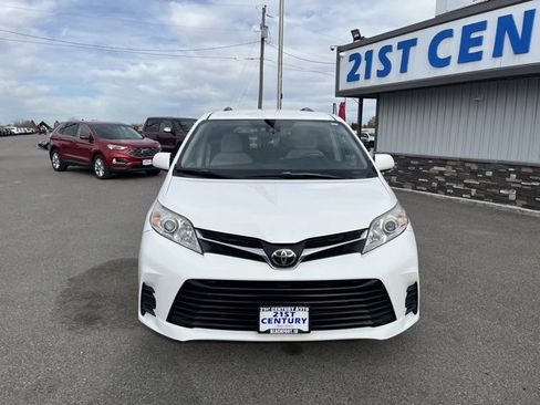 Used 2018 Toyota Sienna LE image 2