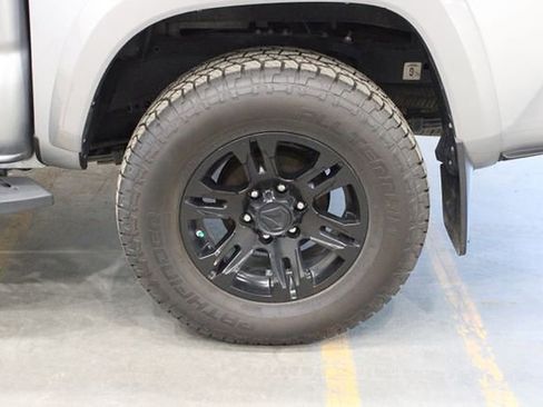 Used 2018 Toyota Tacoma Limited image 40